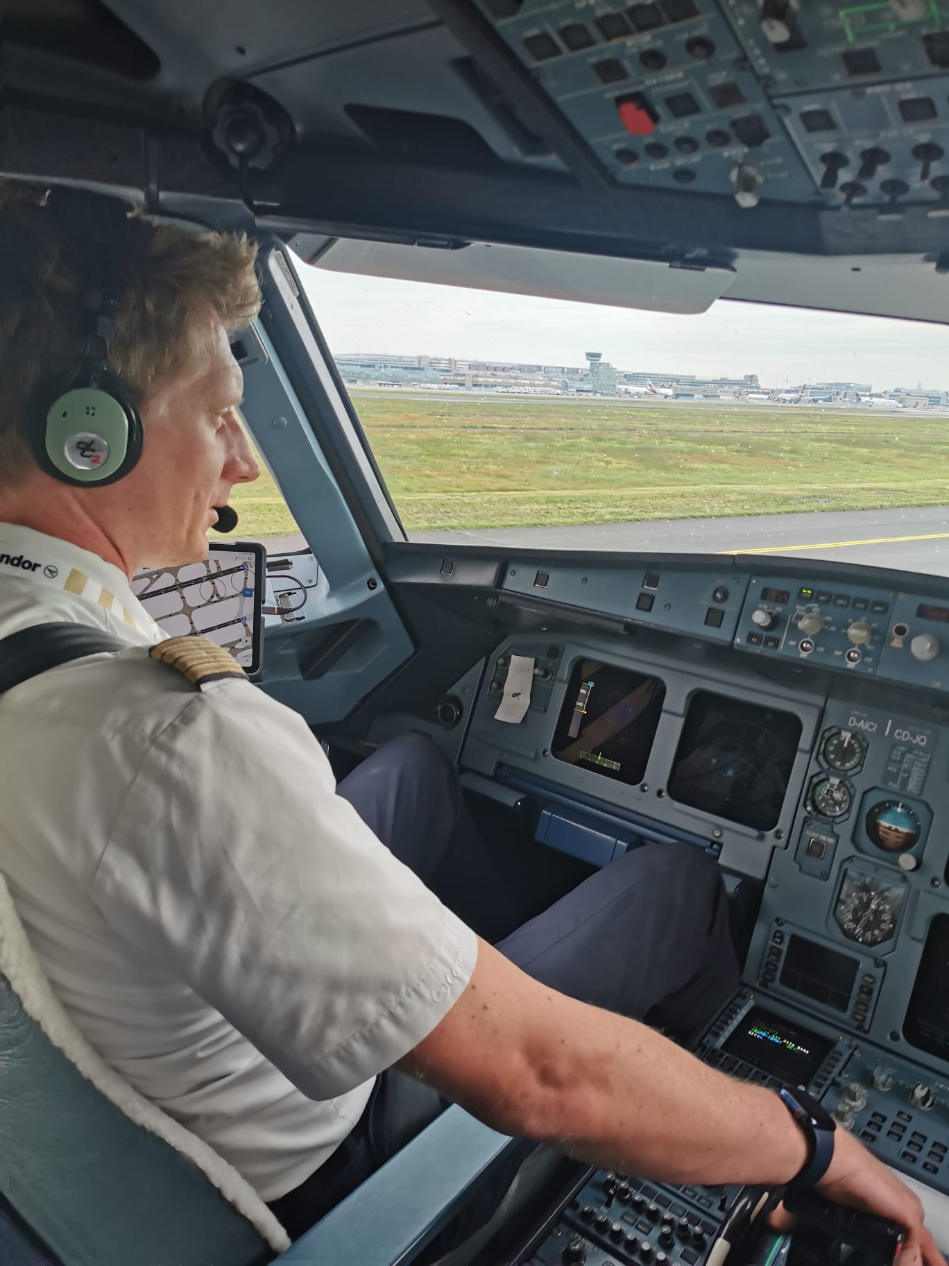 Björn als Airline-Kapitän im Cockpit eines Airbus A320 am Flughafen Frankfurt